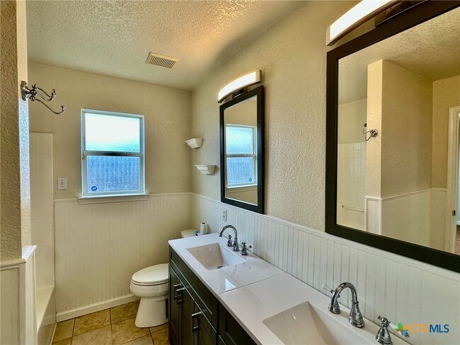Building Photo - 3303 Solomon Dr