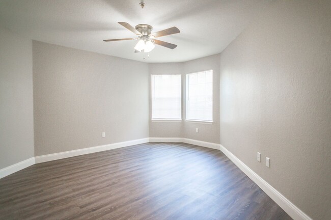 Building Photo - NEWLY UPDATED 2 bedroom 2 bath condo for r...