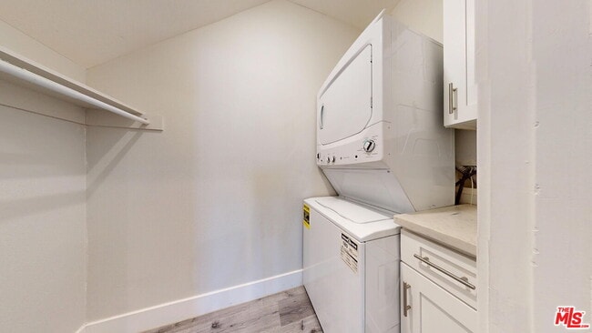 Building Photo - 7051 1/2 White Oak Ave