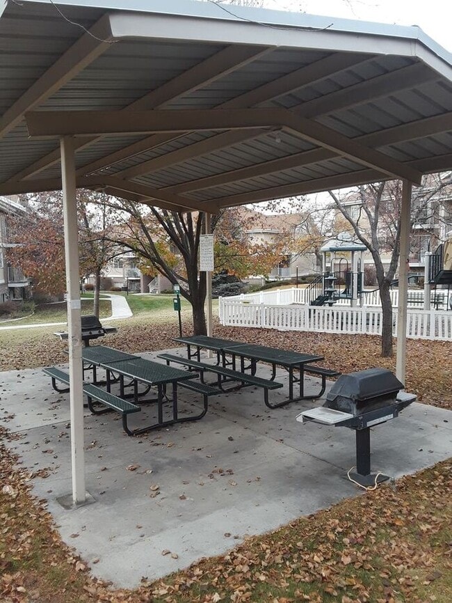 Building Photo - Darling Ground Floor Stonebrook Condo