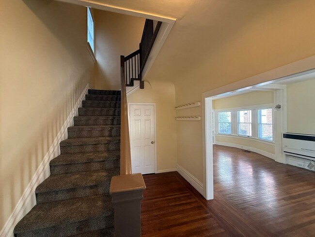 Building Photo - 5BR 1.5BA Berkeley Home | W/D, Dishwasher, Backyard + Storage Near Shattuck & Berkeley Bowl