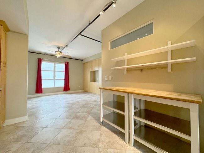 Building Photo - Live & Work Industrial Art Loft with Two C...