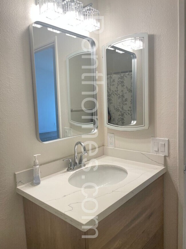Building Photo - 9489 Fairgrove Ln