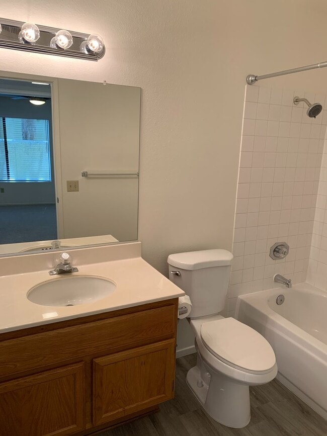 Building Photo - Light & Bright Mission Ridge Condo