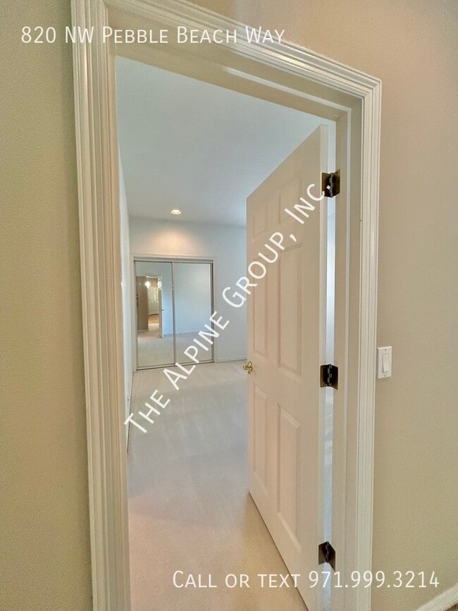 Building Photo - 820 NW Pebble Beach Way