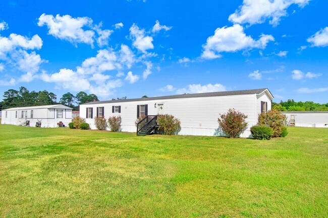 Building Photo - Newly Renovated! 3 Bedroom | 2 Bathroom Mo...