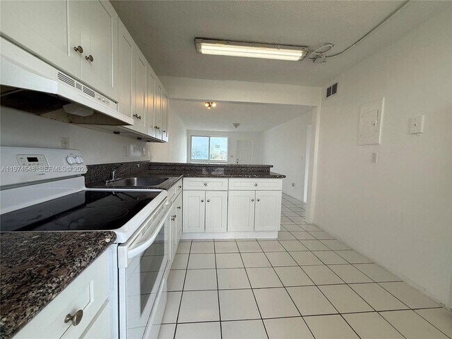 Building Photo - 13215 NE 6th Ave