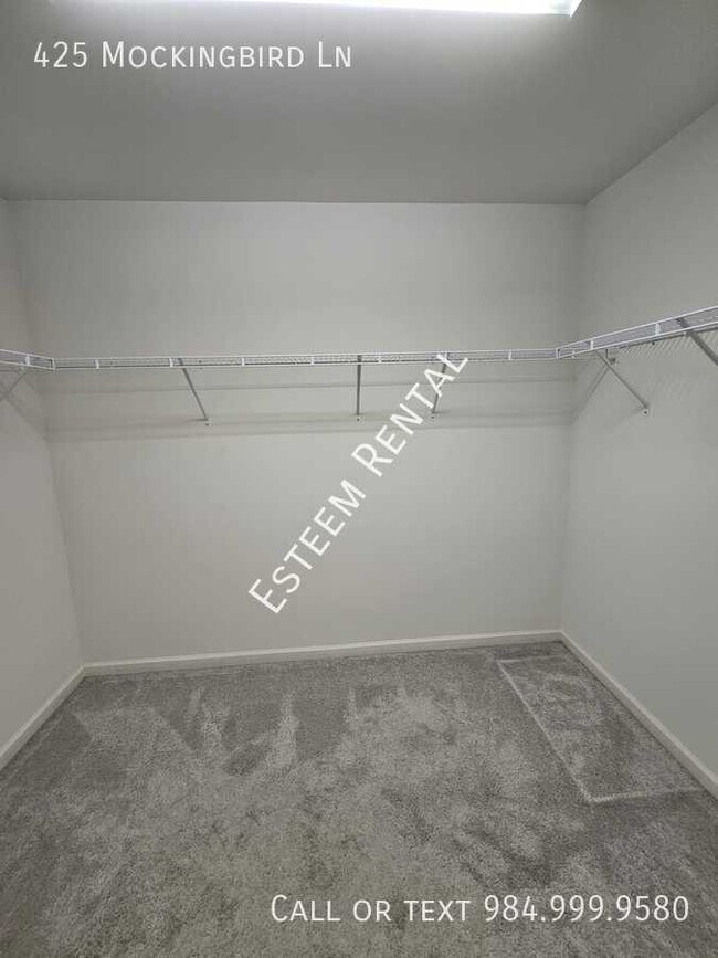 Building Photo - 425 Mockingbird Ln