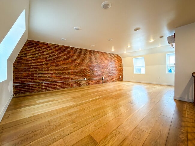 Building Photo - 2129 Pine St