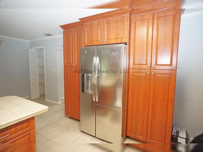 Building Photo - Central Tampa Gem Near UT- Modern Finishes & Prime Location