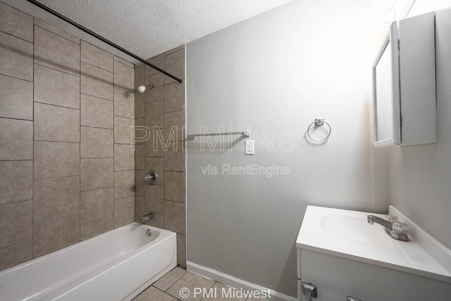 Building Photo - 5925 Sunwood Dr
