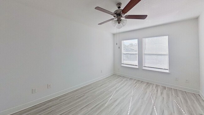 Building Photo - Beautiful Newer Townhouse with all LVP