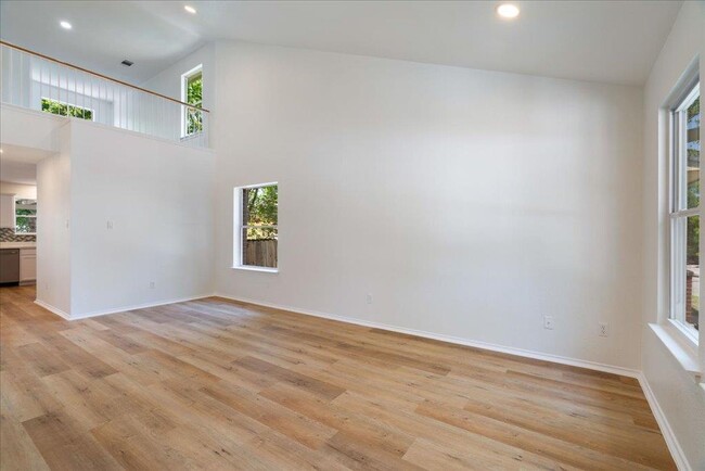 Building Photo - 1025 Doras Dr