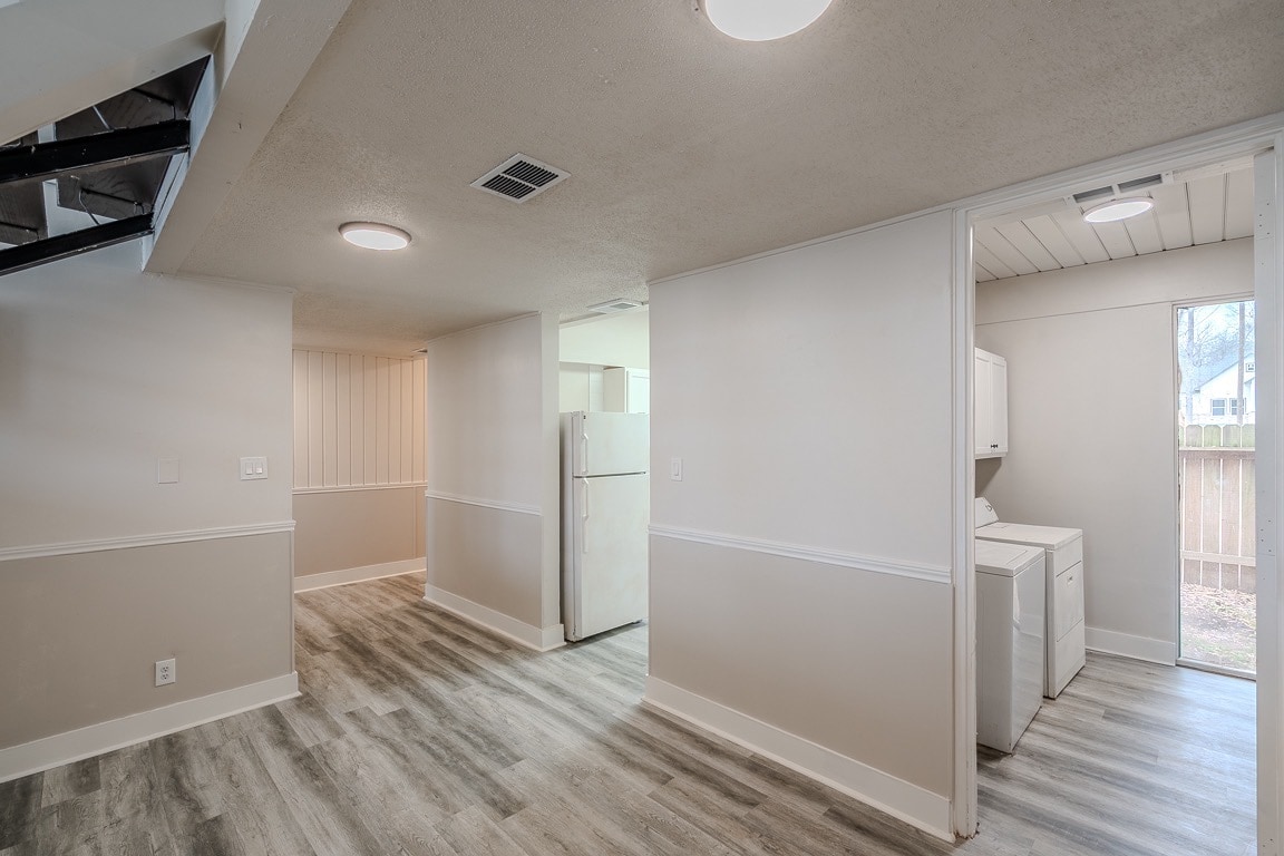 Building Photo - 19 Lakeway St