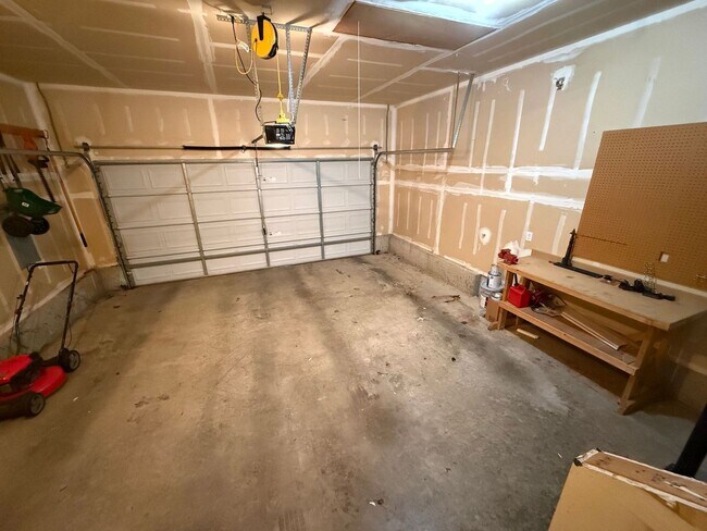 Building Photo - Beautiful 4 Bedroom in the Hidden Lake Community!