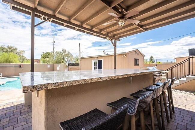 Building Photo - 928 E 6th St