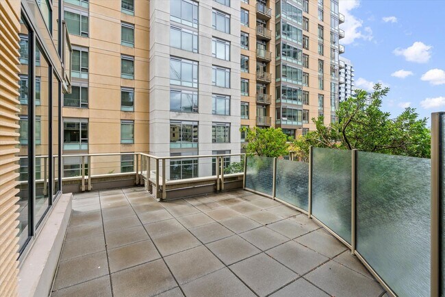 Building Photo - 910 Lenora St