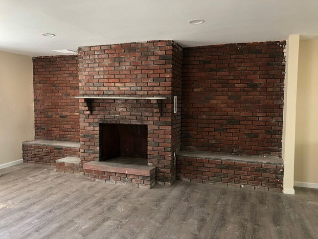 Building Photo - Recently Renovated 3 Bedroom Home! Very Spacious Living Area!! Master Bedroom with 1/2 Bath! Lots...