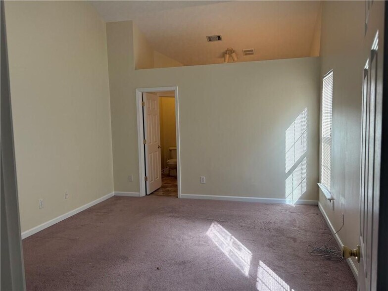 Building Photo - 5975 Hillvale Trail