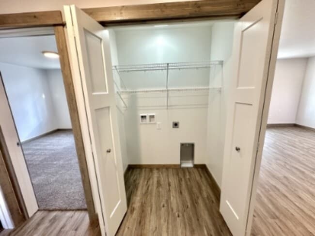 Building Photo - 3181 Queen Anns St