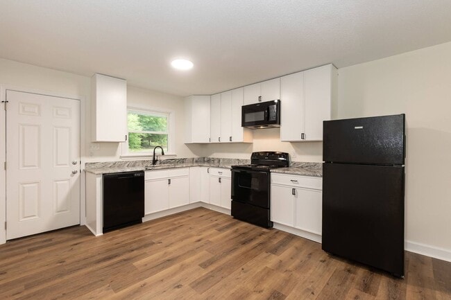 Building Photo - Three Bedroom Home!