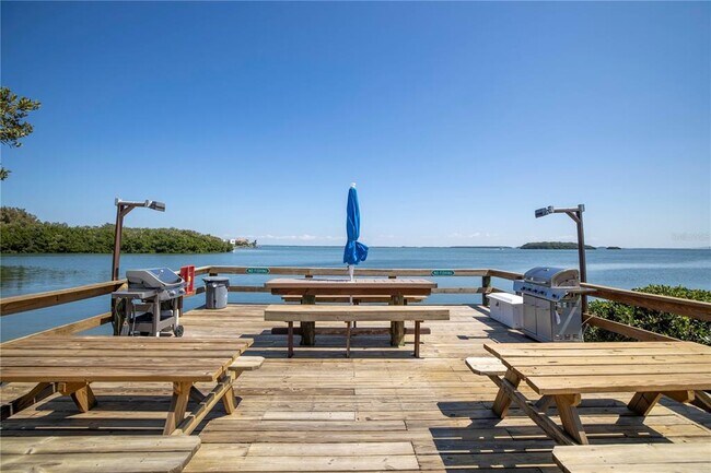 Building Photo - 1515 Pinellas Bayway S