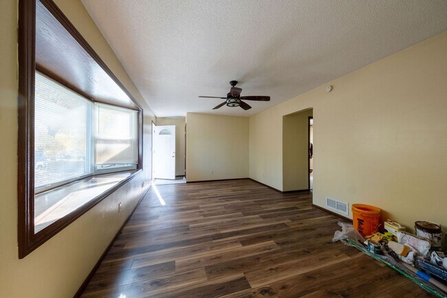 Building Photo - Recently-renovated home perfect for family