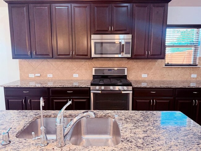 Building Photo - 3500 Esperanza Dr
