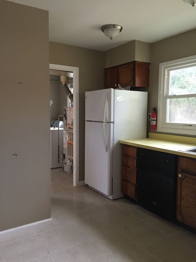 Building Photo - 3 Bed 2 bath Kensignton Rancher