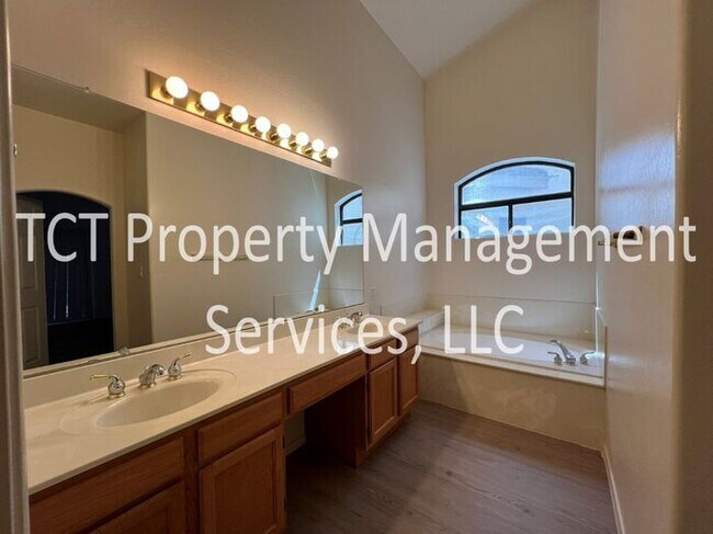Building Photo - Beautiful Townhome with Fireplace