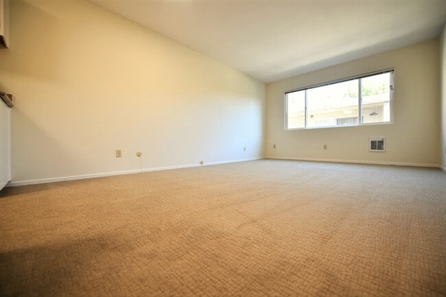 Building Photo - 40 Moss Ave