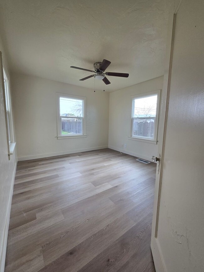 Building Photo - 2 Br 1 Ba with formal dining room