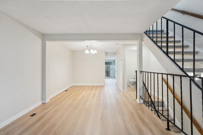 Building Photo - Adorable and Spacious Golden Townhome