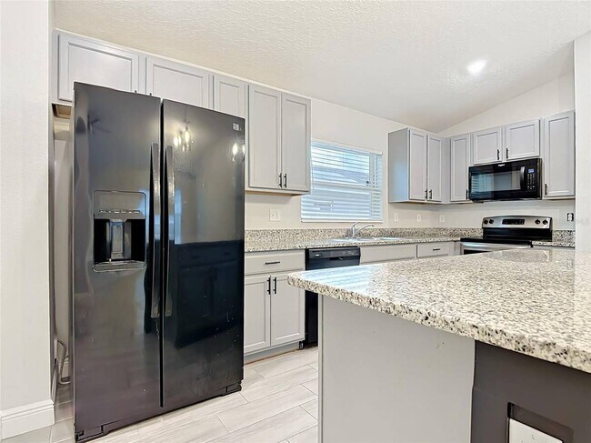 Building Photo - 3040 Lakes Crest Ave
