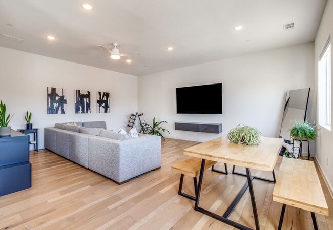 Building Photo - Beautiful Modern Three-Story Townhome minutes from Lower Greenville!