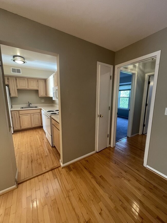 Building Photo - Three Bedroom Two Bath Condo | Laundry, Parking, & Central AC