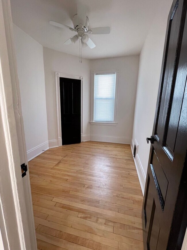 Building Photo - 2045-47 N Hubbard St