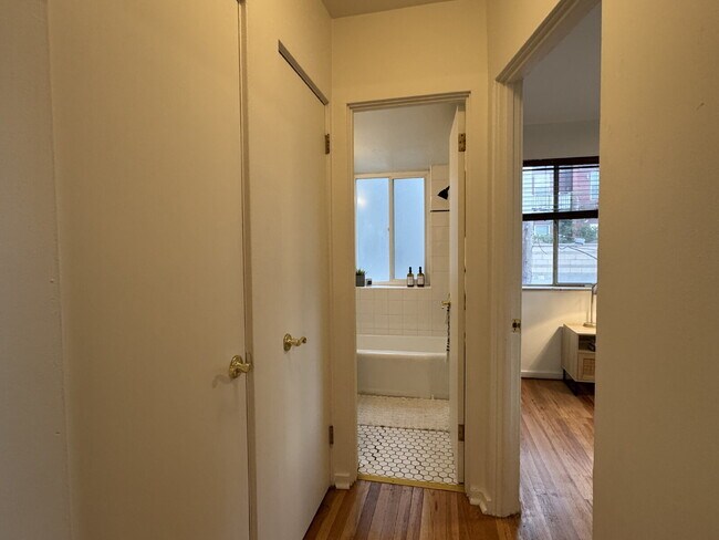 Building Photo - "Charming 1-Bed End Unit Condo on Bellaire...