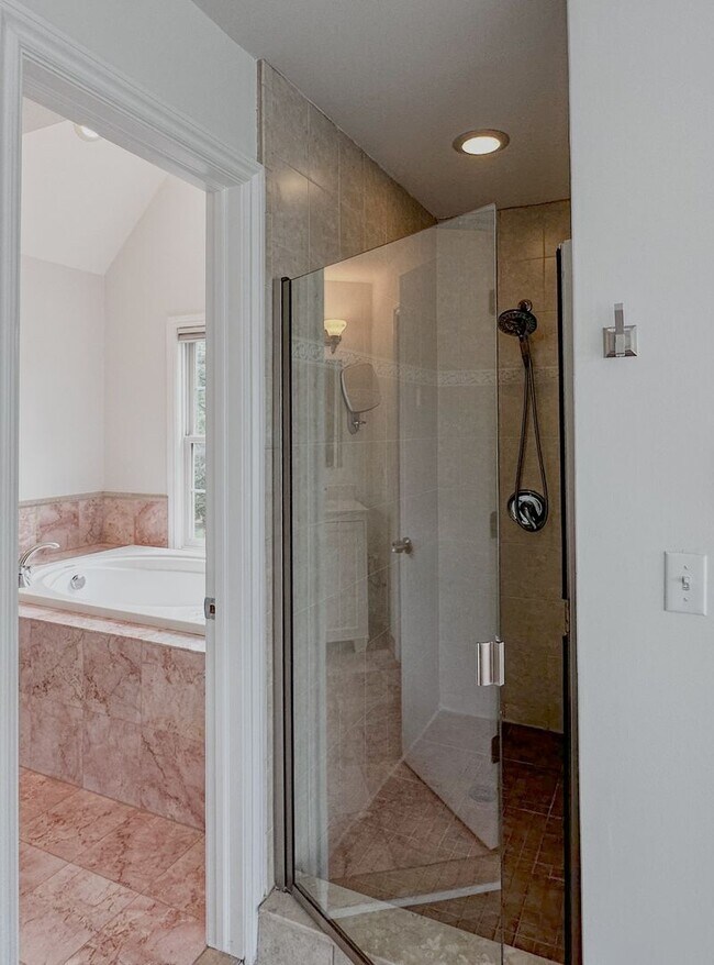 Building Photo - Lakeside Living!