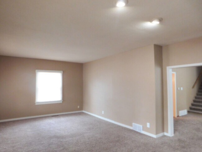 Building Photo - 4 Bedroom Home in El Dorado minutes from Down Town!