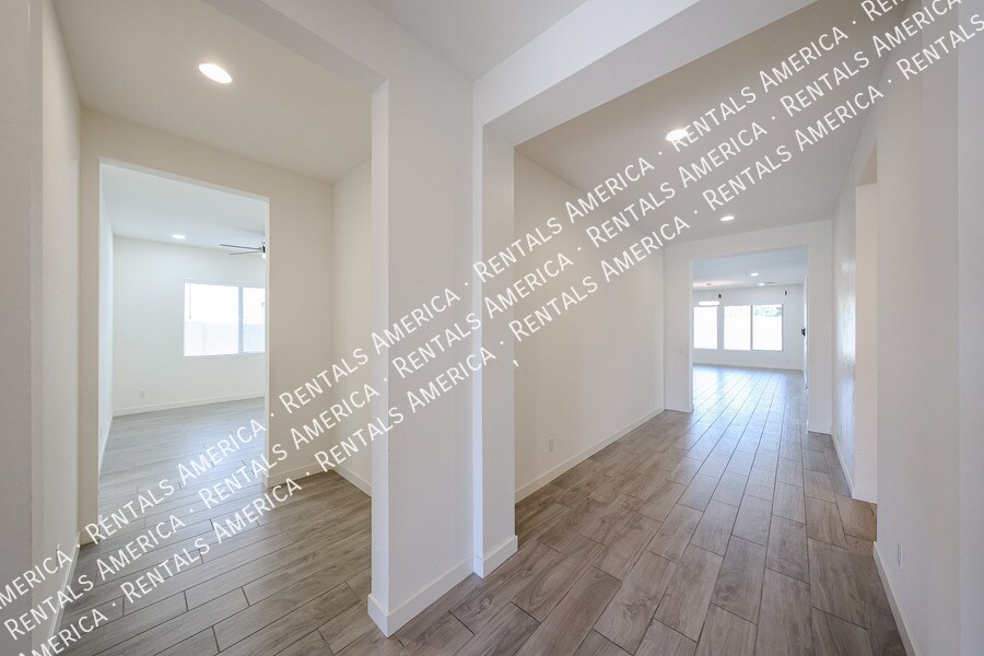 Building Photo - 1530 E San Carlos Way