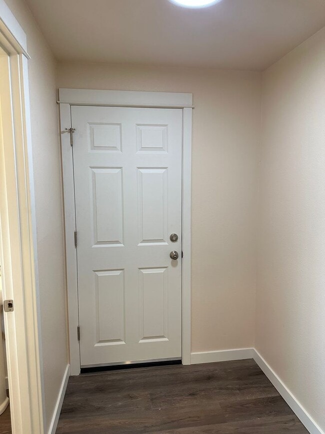 Building Photo - Beautifully updated 3 bedroom 1.5 bath dup...