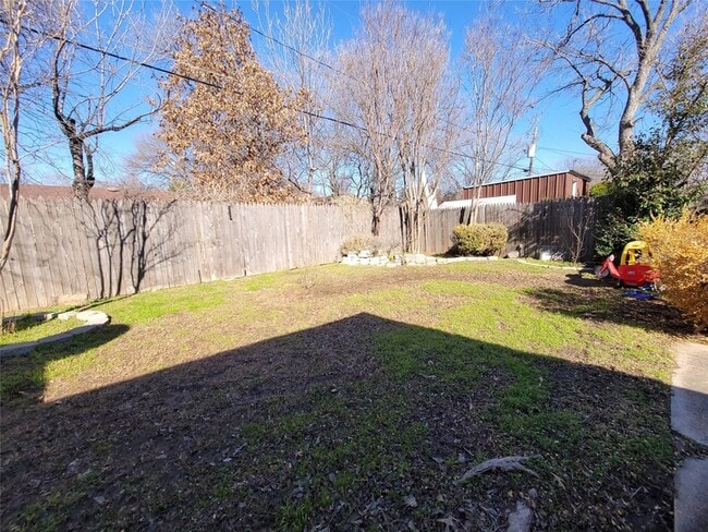 Building Photo - 738 Hawthorne Ln