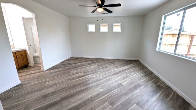 Building Photo - Beautiful 3 bedroom 2 Bath on Large Corner Lot