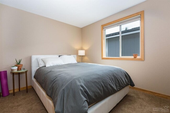 Building Photo - Single Level NE Bend Home