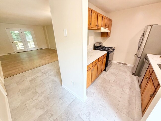 Building Photo - 2 Bedroom (+ Office) Home Burlington Available 8/1