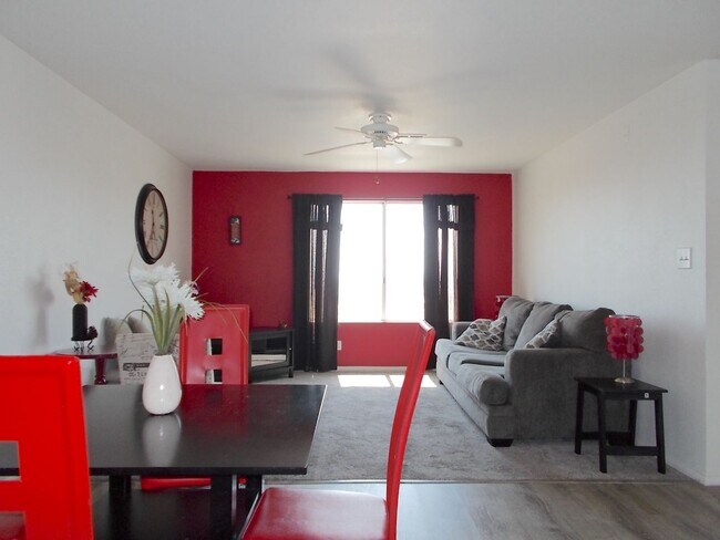 Building Photo - 2 Bed / 2 Bath Fully Furnished Condo – Top Floor Living!