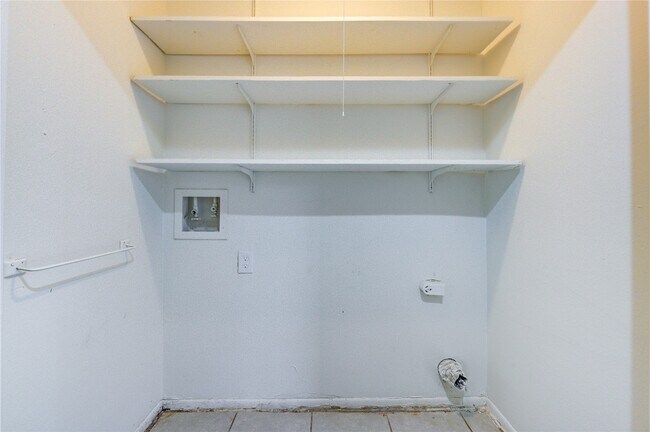 Building Photo - 12327 Fairmeadow Dr