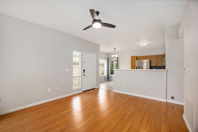 Building Photo - Light and Bright Condo in East Denver