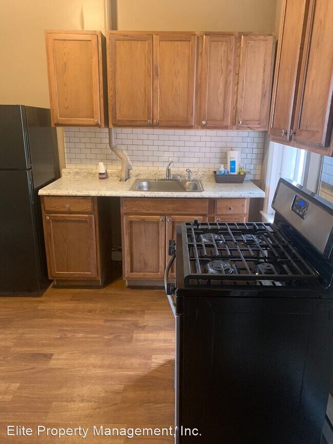 Building Photo - 3 br, 1 bath House - 940 W. Princess St., ...